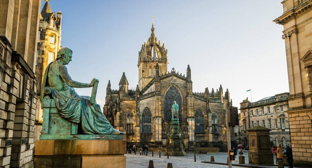 St Giles’ Cathedral and historic architecture along the Royal Mile in Edinburgh