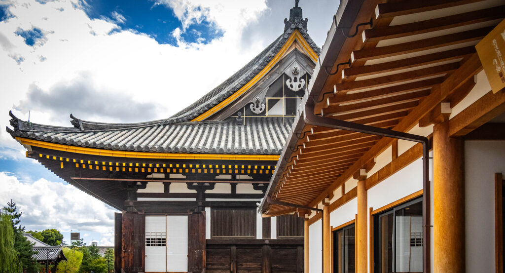 Thousand golden statues inside Sanjusangendo Temple