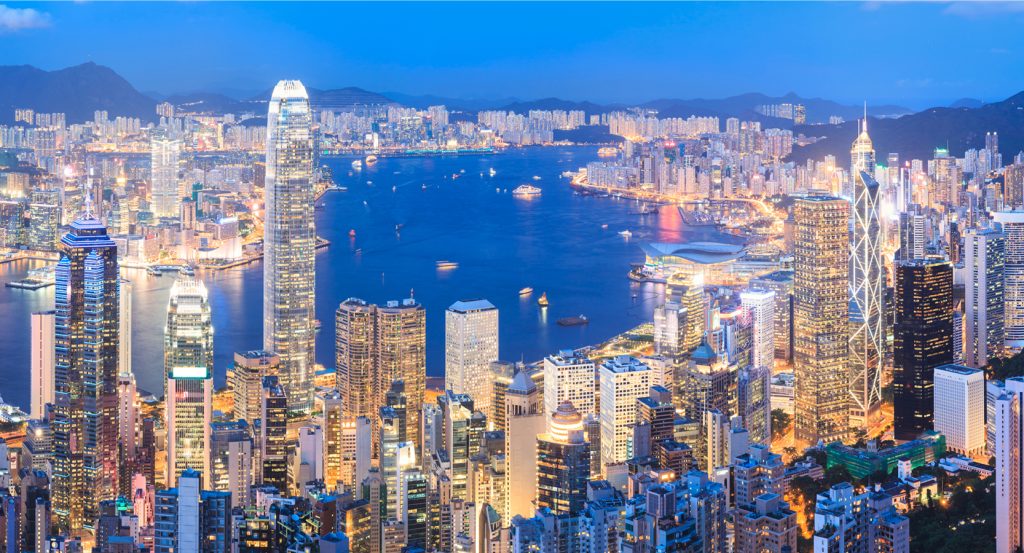 香港黃昏時分的璀璨天際線,維多利亞港在摩天大樓間閃耀。
