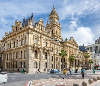 Historic city hall building in Cape Town under a bright sky