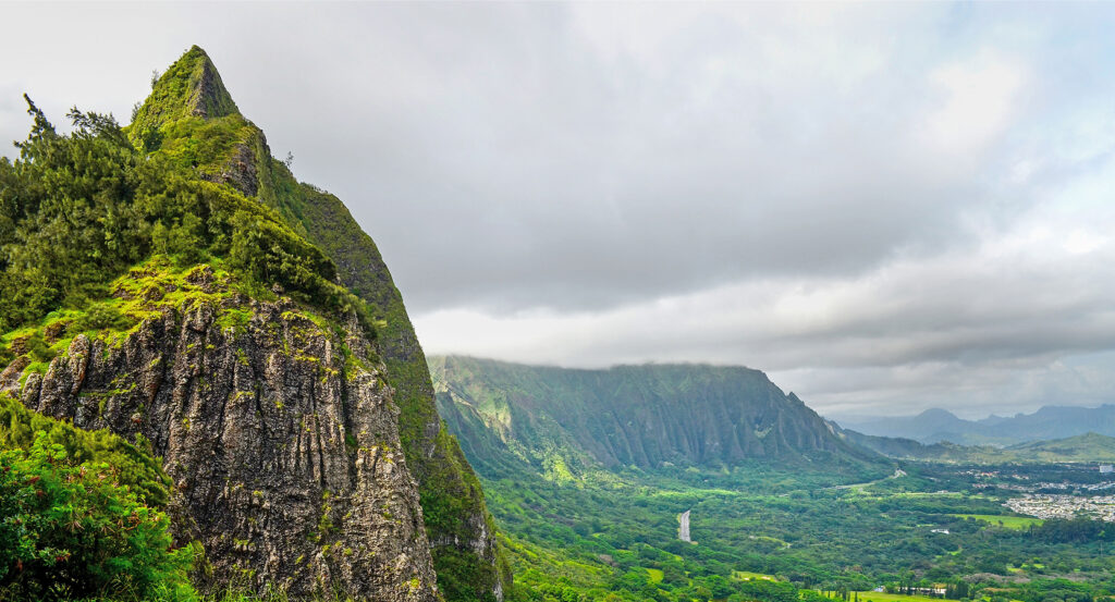 Panoramic view of Koʻolau Mountains and lush valley from Nuuanu Pali Lookout